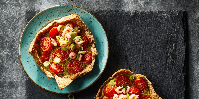 Garnalentaartje met tomaat en bosui