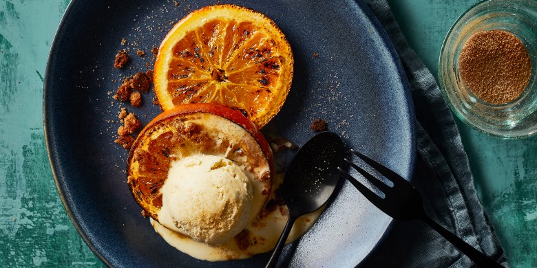 Vanille-ijs met gegrilde sinaasappel en kruidkoek