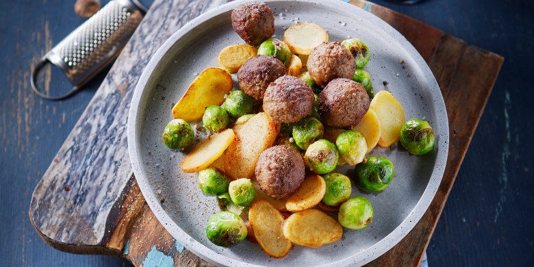 Gebakken aardappels met gehaktballetjes en spruitjes