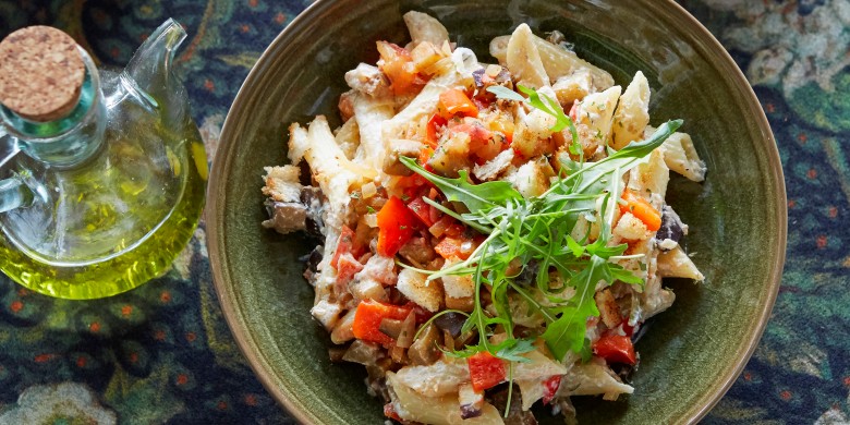 Pasta met aubergine, paprika en tomaat