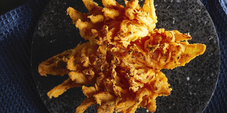 Blooming onion met kaasdip