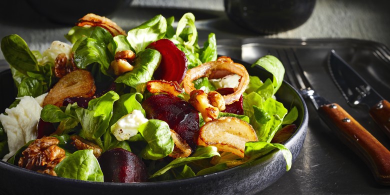 Salade met knapperige sjalot, biet en walnoten