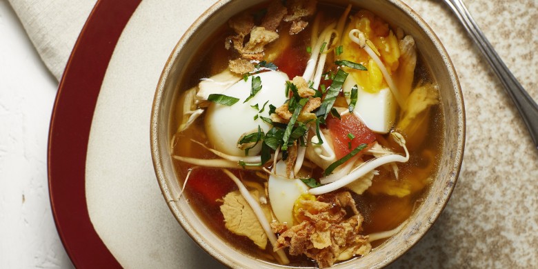 Kippenbouillon met ei en taugé