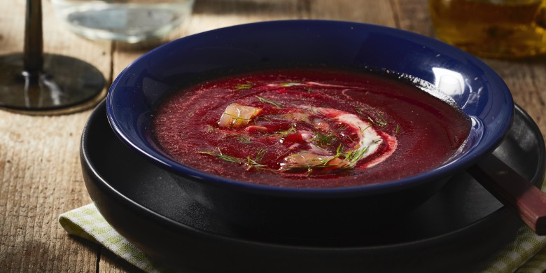 Funky bietensoep met gemarineerde zalm