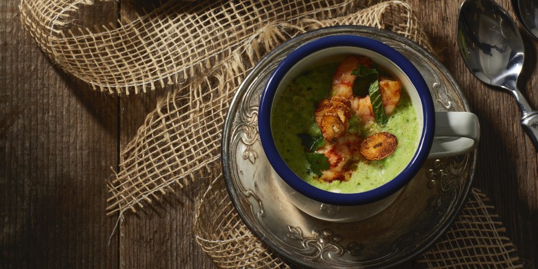 Crispy courgettesoep met garnalen en doperwten