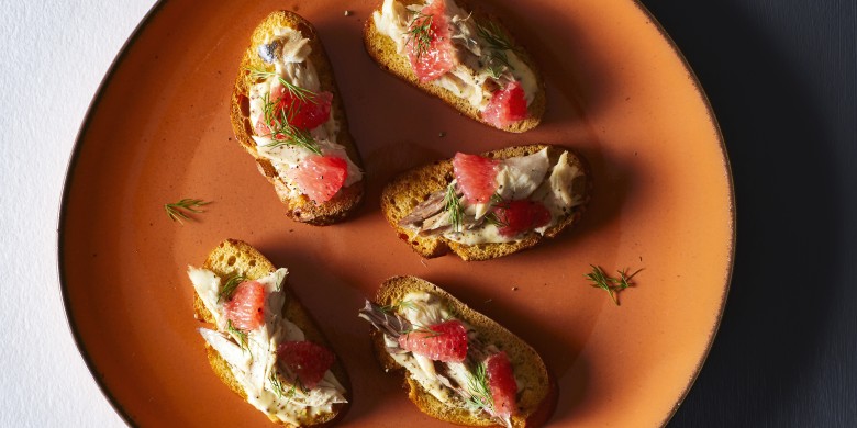 Crostini met grapefruit en gerookte makreel