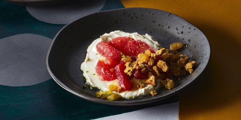 Grapefruitcurd met hangop en gembercrumble