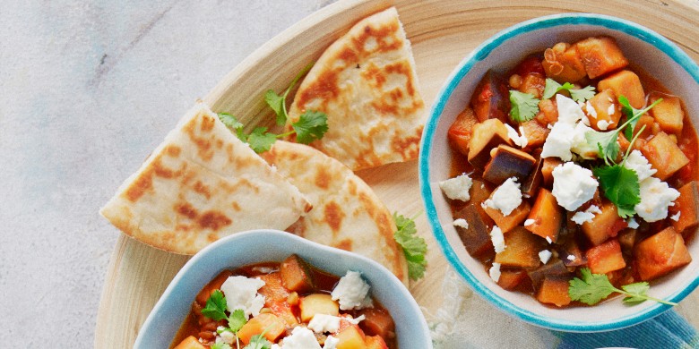Aubergine-linzenstoof met pitapuntjes