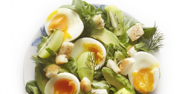 Groene kruidensalade met avocado, kiwi en croutons