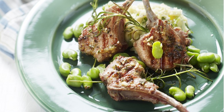 Lamskoteletjes met rozemarijn op aardappel-bosuipuree