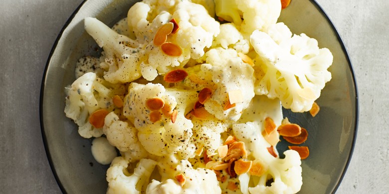 Bloemkool met amandelen en blauwe kaas 