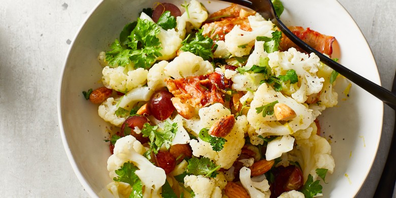Bloemkoolsalade met krokante ham en druiven