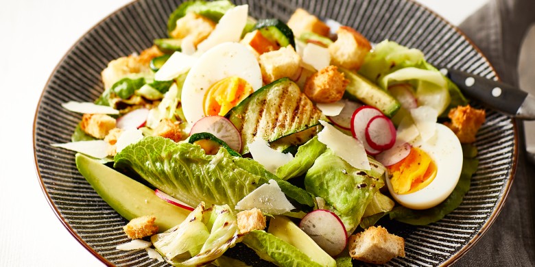 Caesarsalade met geroosterde groenten