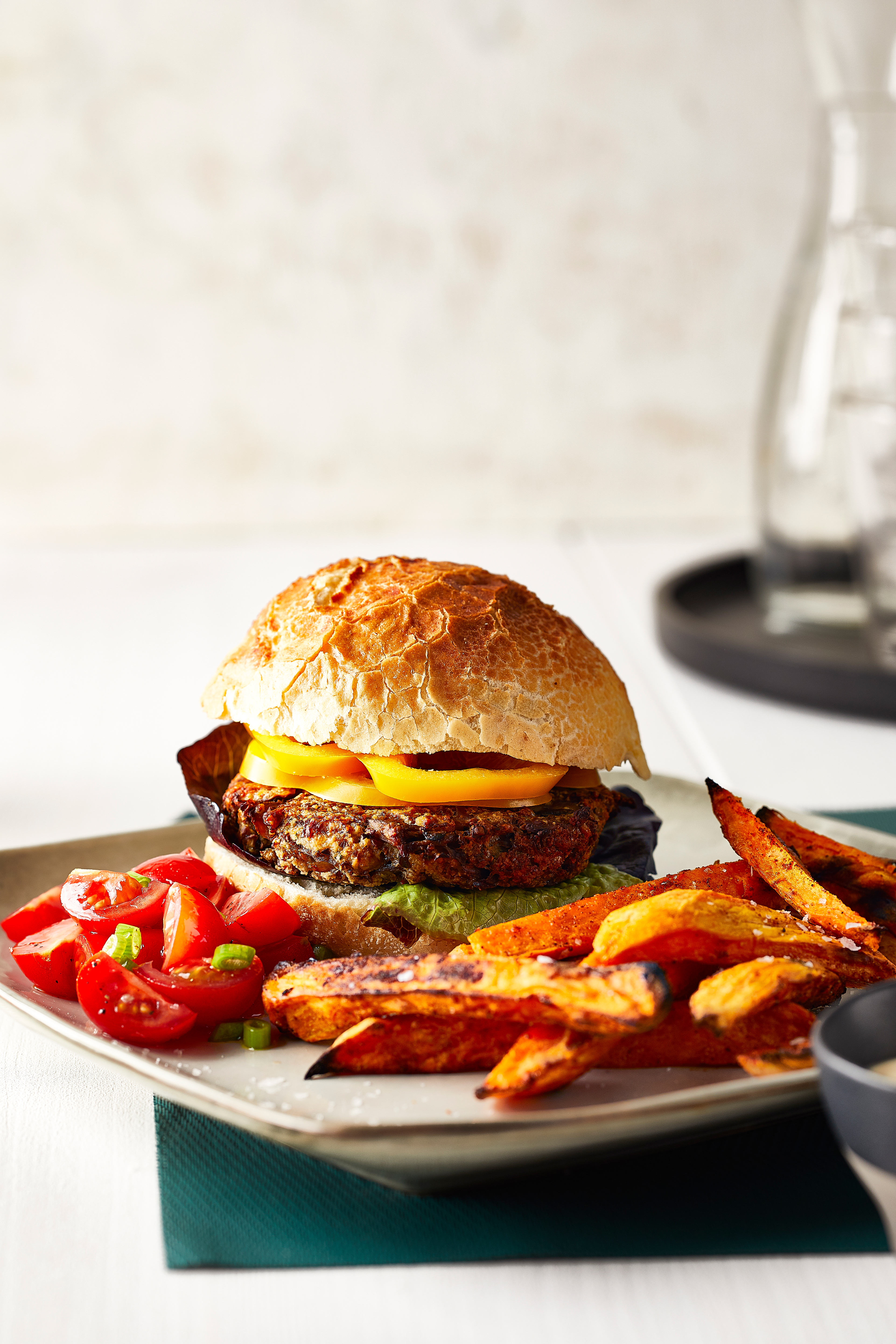 Vegaburger met friet van zoete aardappel