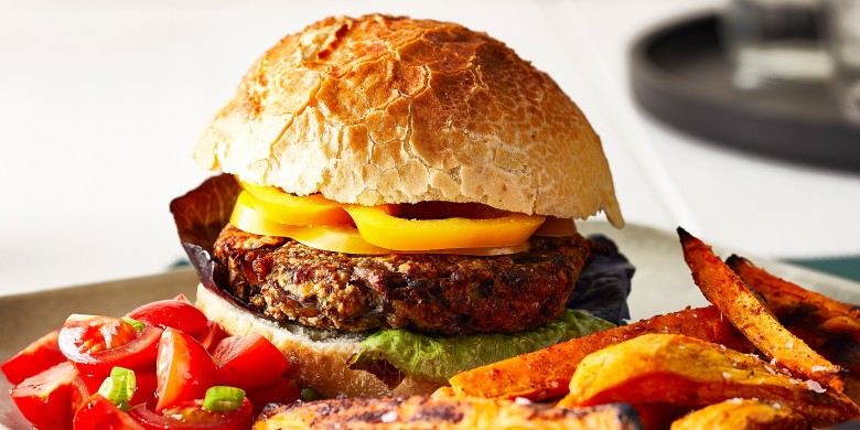 Vegaburger met friet van zoete aardappel