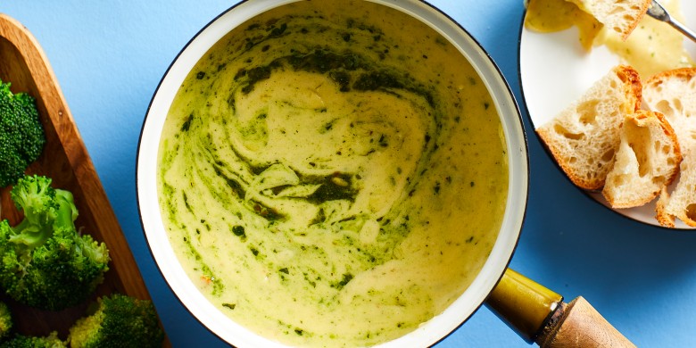 Kaasfondue met pesto en zongedroogde tomaatjes