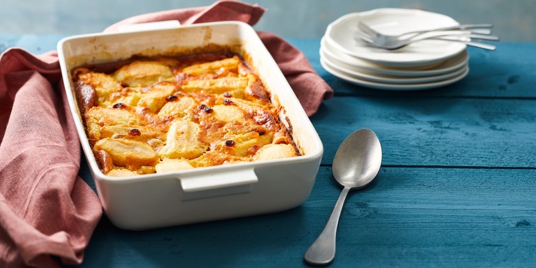 Appel-rozijnenclafoutis met sinaasappelroom