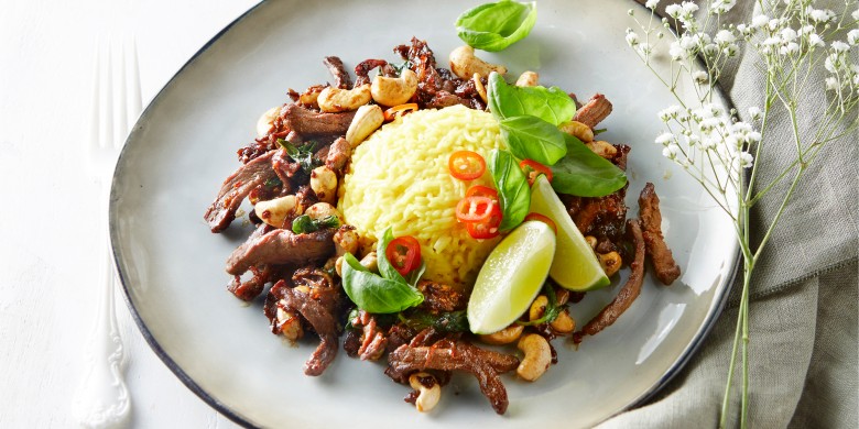 Biefreepjes met cashewnoten, basilicum en kokosrijst