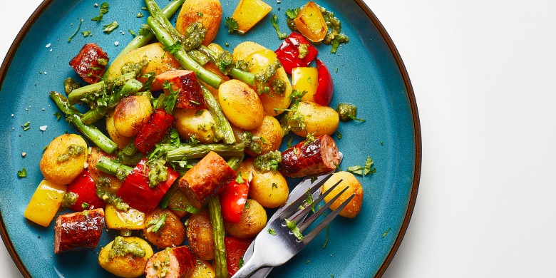 Aardappelschotel met sperziebonen met chipolataworstjes