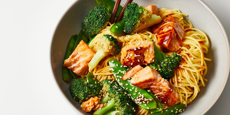 Teriyaki-noedels met zalm, peultjes en broccoli