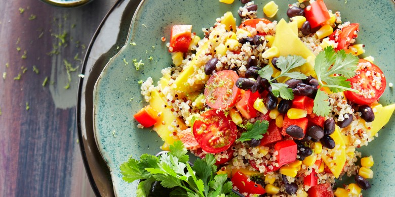 Quinoa-salade met bonen en mango