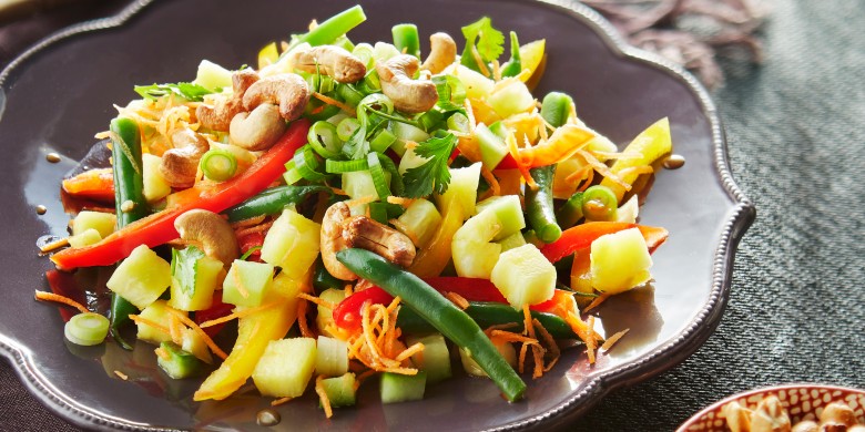 Ananas-komkommersalade met sesam-sojadressing