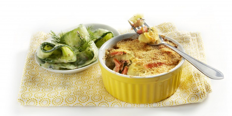 Zalm-aardappelschotel met komkommersalade