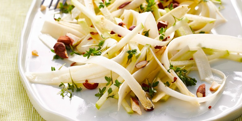 Salade van rauwe witte asperges met appel en amandel