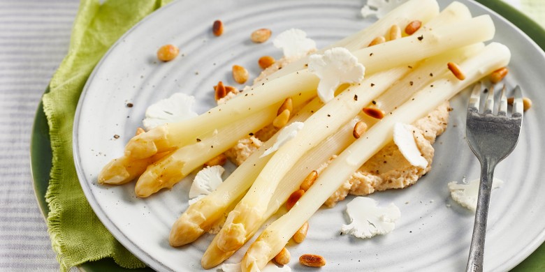 Asperges met bloemkool, sjalot en pijnboompitten