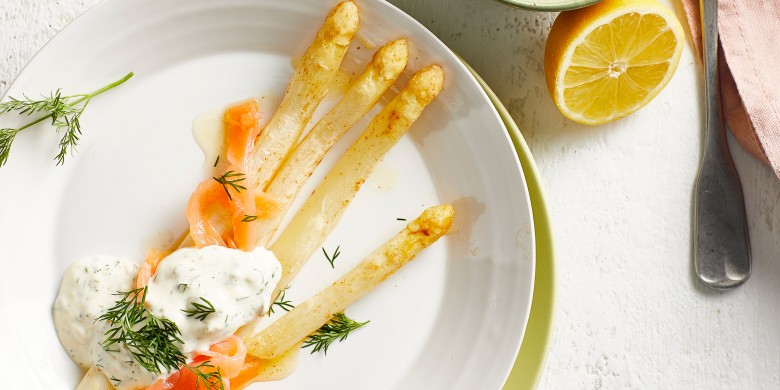 Witte asperges met gerookte zalm en kappertjessaus