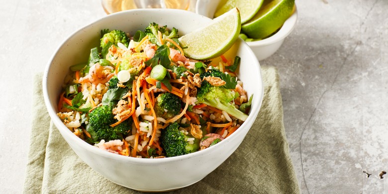 Oosterse rijstsalade met garnalen en broccoli