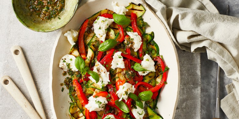Courgettesalade met gepofte paprika en mozzarella