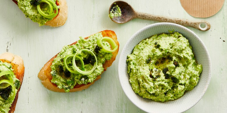 Crostini met doperwtenpesto, muntolie en krokante prei