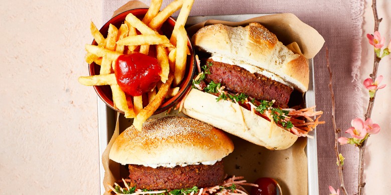Vega burger met frisse wortelsalade