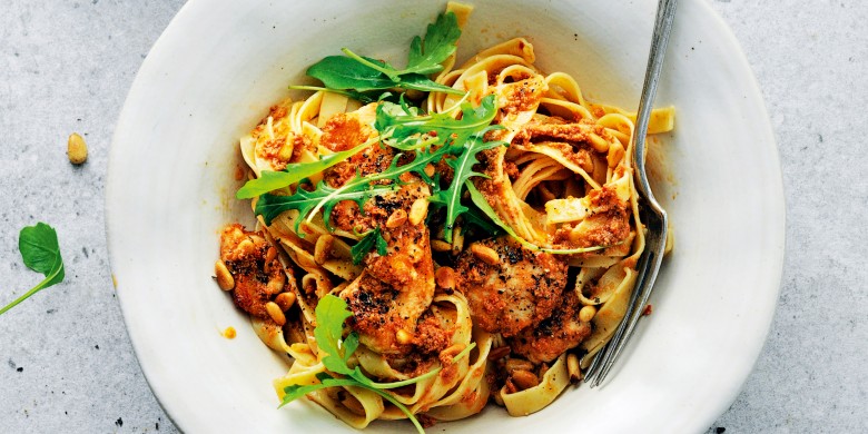 Tagliatelle met Pesto Rosso, kip en rucola