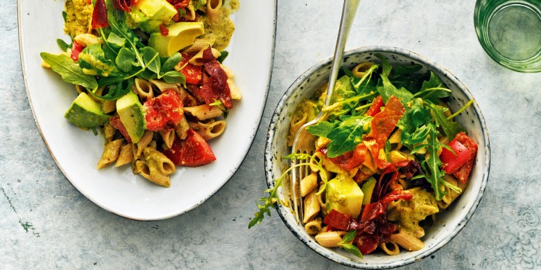 Pastasalade met pesto en avocado