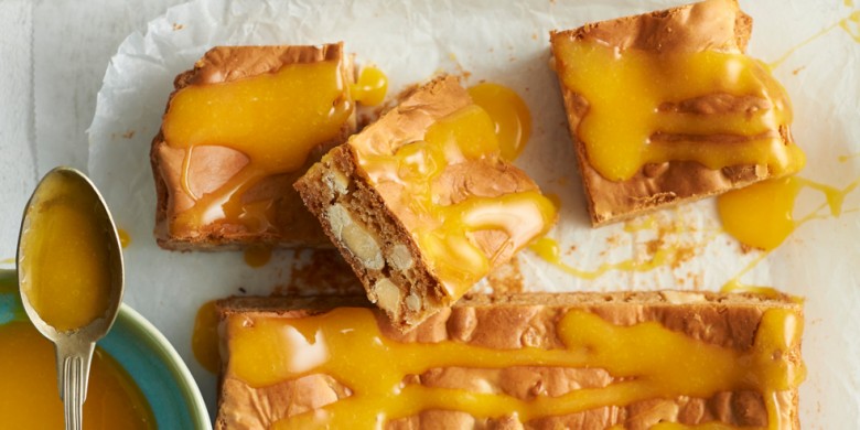 Hazelnoot-blondies met advocaat-glazuur