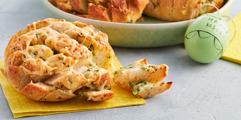 Borrelbroodjes met kruidenboter en kaas