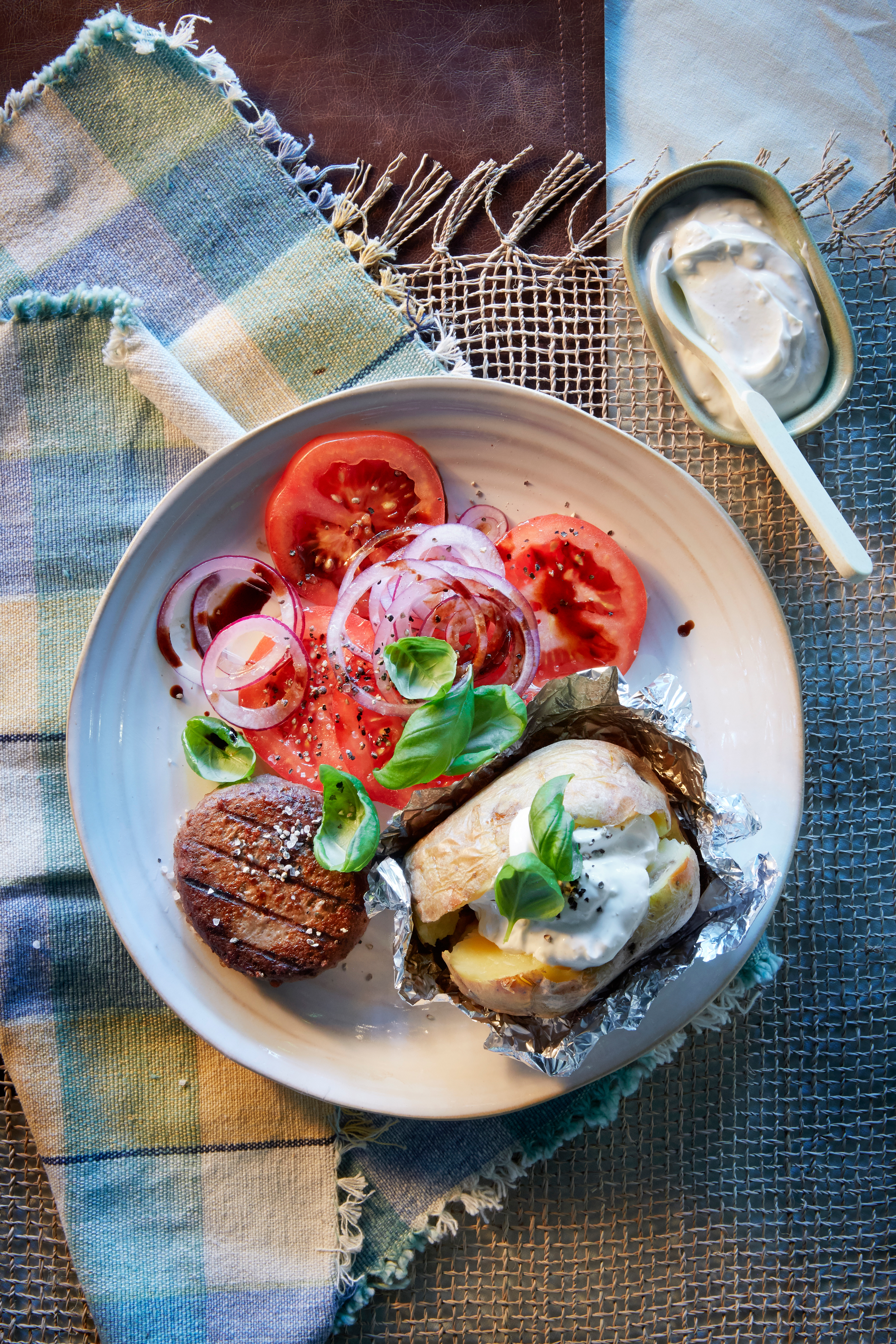 Gepofte gevulde aardappel met tartaar en tomatensalade