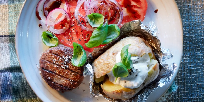 Gepofte gevulde aardappel met tartaar en tomatensalade
