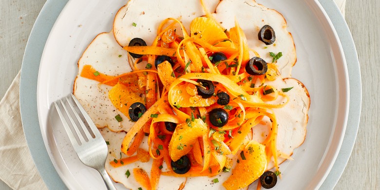 Wortel-sinaasappelsalade met gerookte kip