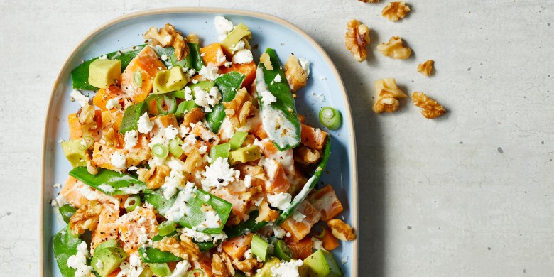 Zoete-aardappelsalade met peultjes, feta en walnoten 