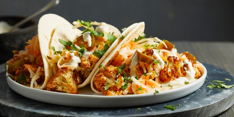 Bloemkooltaco’s met curtido en jalapeñosaus