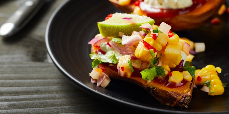Gepofte zoete aardappel met maissalsa