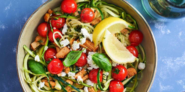 Courgettetagliatelle met tomaat, gerookte kip en geitenkaas 