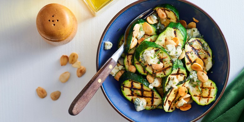 Geroosterde-courgettesalade met amandel en gorgonzola 