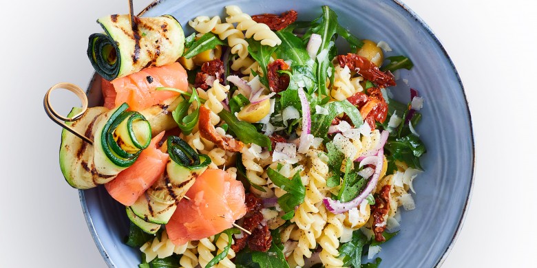 Courgettespiesjes met zalm en pastasalade 