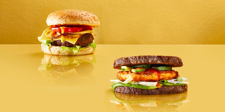 Visburger met avocado en koolsla 