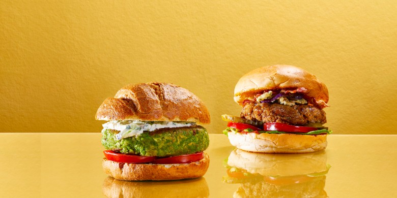 BLT-burger met blauwe kaas