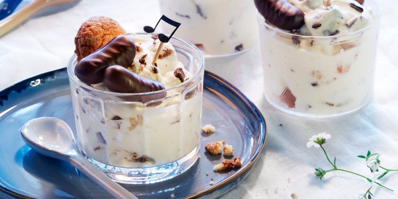 Bitterkoekjes­pudding met rumbonen 